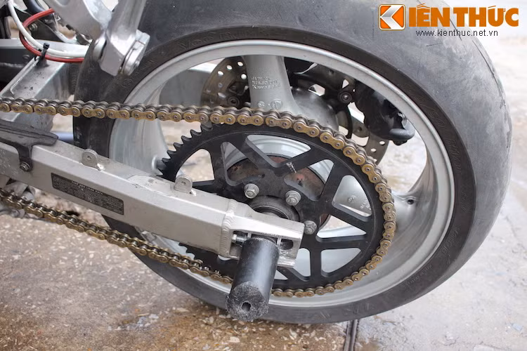 Động cơ nguyên bản của mỗi chiếc xe thường được giữ nguyên, nhưng có "nước đề" cực mạnh để dễ dàng "bốc đầu" (wheelie) nhờ có nhông-sên-đĩa được sắp lại với đĩa xích phía sau "ngoại cỡ".