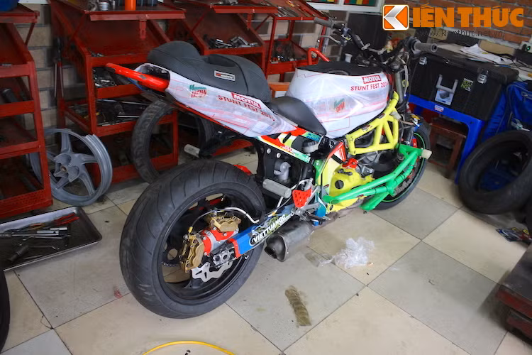 Những trang bị kể trên có thể khác nhau tùy theo phong cách biểu diễn của mỗi stunter. Tuy nhiên những chiếc xe stunt đều chắc chắn phải có khung chống đổ, hệ thống phanh hiệu năng cao và loại bỏ dàn áo ngoài.