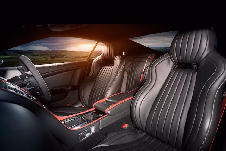 Các ghế ngồi của xe được bọc bằng loại da cực cao cấp, sau đó chần những đường chỉ dọc độc đáo. Ngoài ra, da cũng được sử dụng để bọc gần như toàn bộ nội thất, trừ thảm lót sàn nhung và vành vô-lăng alcantara.