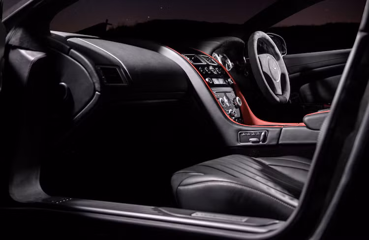 Bên trong cabin, nội thất của Vengeance không có thiết kế khác biệt so với xe sang DB9 nguyên bản, nhưng Kahn Design đã nâng cấp để cho chiếc xe có thể vươn tới đẳng cấp siêu sang.