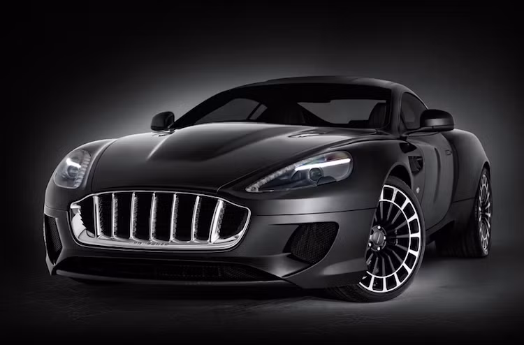 Tuy nhiên đằng sau đó, động lực để Kahn thiết kế ra Vengeance còn là để tạo ra một chiếc xe mà ông muốn cầm lái, với các chi tiết lấy cảm hứng từ phong cách thiết kế của Aston Martin từ những năm 80-90.