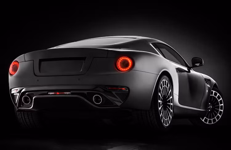 Những chi tiết làm nên "chất riêng" cho Vengeance gồm lưới tản nhiệt nan dọc phía trước, cửa kính sau ngắn, đuôi xe với cặp đèn tròn và nắp ca-pô "cơ bắp". Đặc biệt, bộ mâm của chiếc xe có hình dạng bánh quay roulette độc đáo, với 16 nan ở phía trước và 18 nan phía sau.