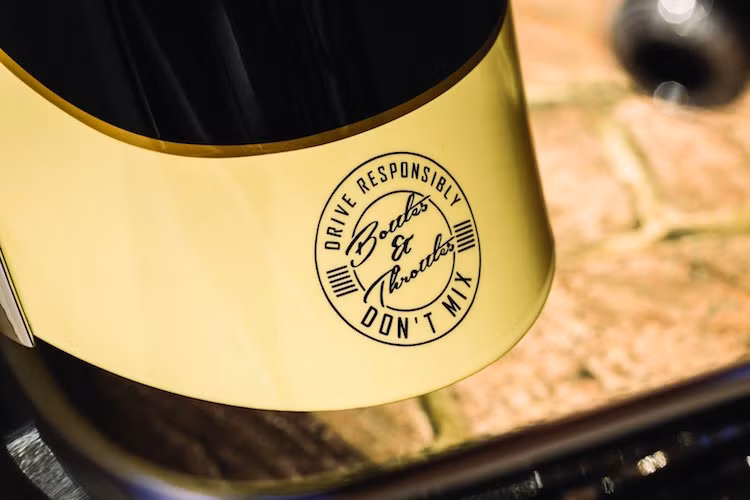 Trong khi đó, dè sau của series xe đặc biệt này được in logo "Bottles &amp; Throttles Don't Mix" (tạm dịch: những chai rượu và tay ga không đi liền với nhau), nằm trong chiến dịch không sử dụng rượu bia khi lái xe mà Jack Daniel's đang tuyên truyền.