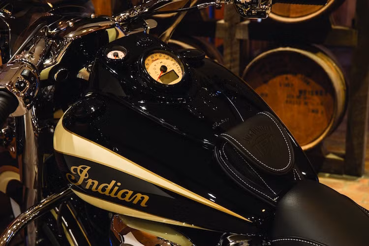 Bình xăng của những chiếc Springfield và Chief Vintage này cũng có túi đựng rượu bằng da nhỏ đầy phong trần, với logo 150 năm được dập nổi phía trên.