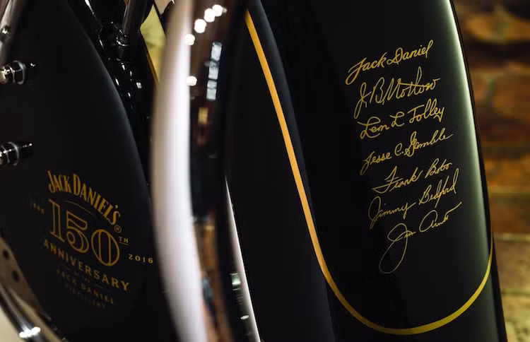 Ở cuối dè trước của mỗi chiếc xe là chữ ký của 7 bậc thầy chưng cất rượu của Jack Daniel's trong 150 năm qua, bao gồm nhà sáng lập Jack Daniel.