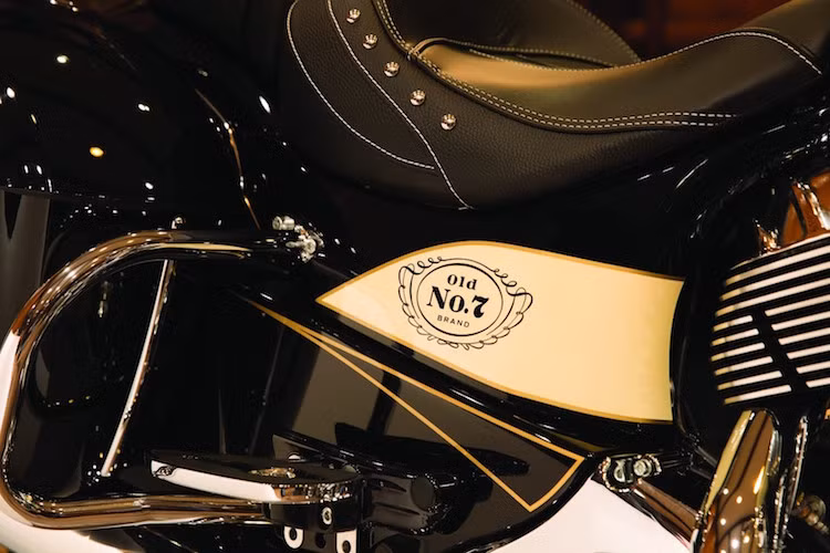 Các tấm ốp 2 bên thân xe cũng có màu sơn và cách trang trí gợi nhớ tới những chai rượu của Jack Daniel's trong nhiều năm qua.