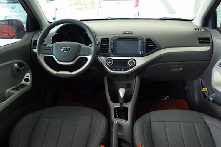 Tuy nhiên, phiên bản Morning cao cấp nhất tại Việt Nam là Si, được trang bị nhiều tính năng cao cấp như gương chiếu hậu chỉnh điện, ghế da, vô-lăng da tích hợp nút bấm, đầu DVD, kết nối bluetooth. Tính năng an toàn như chống bó cứng phanh, phân phối lực phanh điện tử, cảm biến lùi, khóa cửa từ xa.