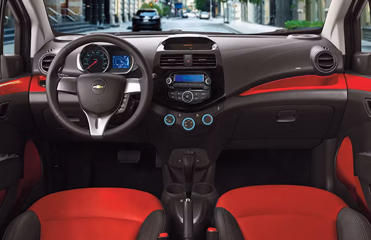 Trên phiên bản LTZ cao cấp nhất, nội thất của Spark có tiện nghi vừa đủ với vô-lăng bọc da, màn hình hiển thị đa thông tin, kết nối AUX và hỗ trợ chơi MP3.