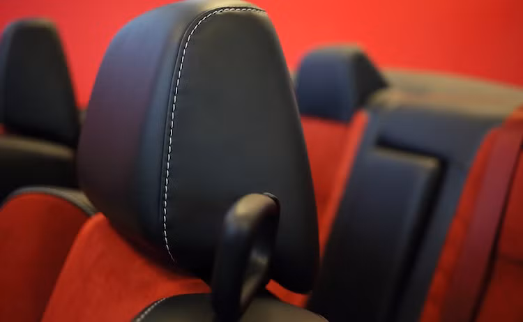 Ở bên trong, nội thất bọc da kết hợp vải alcantara màu đỏ-trắng của chiếc xe vẫn được giữ nguyên.