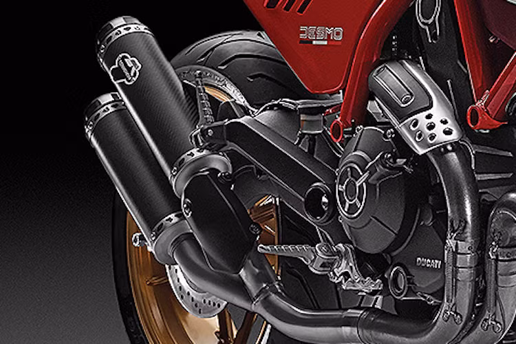 Cuối cùng, chiếc xe còn được trang bị sẵn một số món phụ tùng Ducati Performance như gương chiếu hậu nhôm CNC hay pô Termignoni.