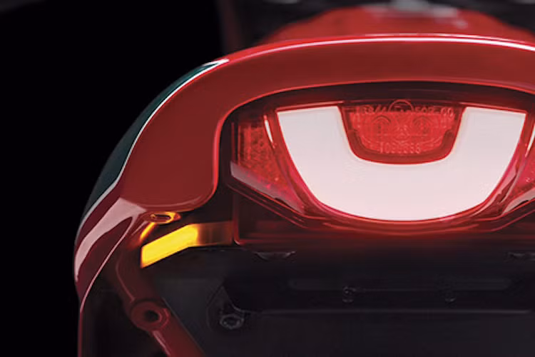 Đèn hậu LED nguyên bản của Scrambler vẫn được giữ nguyên, tuy nhiên 2 đèn xi-nhan cũng đã được nâng cấp lên LED và tích hợp gọn hơn vào thân xe.