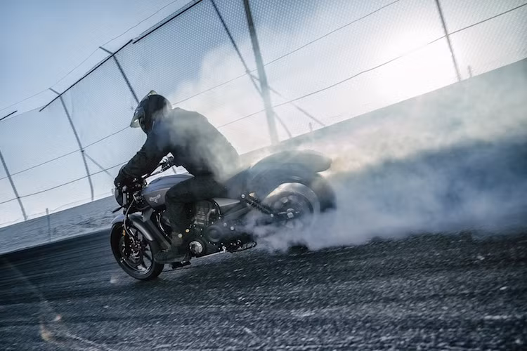 Theo Dryden chia sẻ, việc burnout trên một quãng đường dài không hề dễ dàng, tuy nhiên điều này có thể thực hiện dễ hơn trên Victory Octane.