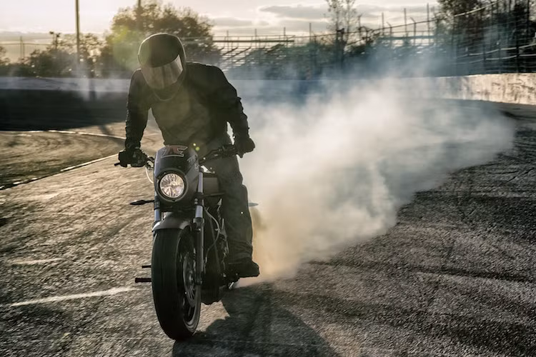 Một khi đã tìm được góc lái chuẩn và phối hợp nhịp nhàng giữa phanh/ga, Dryden đã có thể "nuôi" một đường burnout dài.