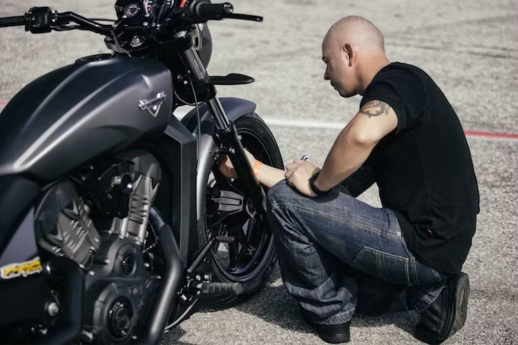 Địa điểm được lựa chọn để thực hiện kỷ lục là đường đua lòng chảo Speed World tại Orlando, Florida, với sự có mặt của chuyên viên từ tổ chức kỷ lục Guinness.