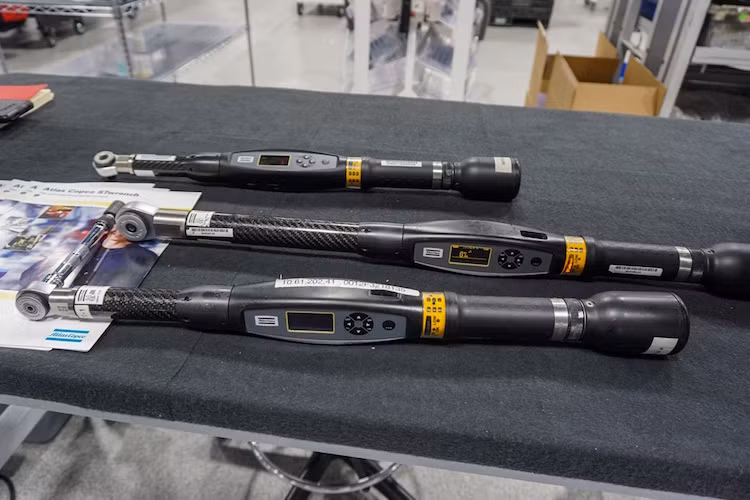 Là một mẫu siêu xe đỉnh cao, NSX được chế tạo theo những tiêu chuẩn khắt khe nhất, sử dụng những công cụ chế tạo chuyên dụng, Thậm chí thân xe và chassis còn được kiểm tra với độ chính xác tới 1/3 độ dày của một sợi tóc!