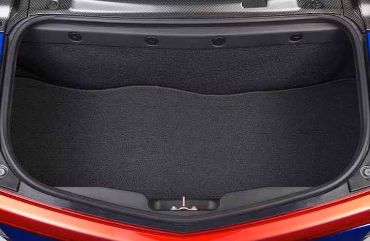 Do đặt ngay sau động cơ nên khoang hành lý của Honda NSX sẽ nóng lên rất nhanh sau khi chiếc xe hoạt động. Chính vì vậy, Honda khuyến cáo rằng các vật dụng không bền nhiệt không nên để ở đây.