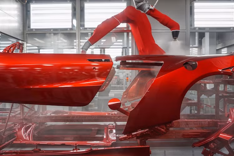 Mỗi chiếc NSX tốn hơn 15 lít sơn để tạo màu. Cụ thể hơn, thân xe được sơn tới 11 lớp bởi các robot chuyên dụng với đầu súng sơn có khả năng quay tới 60.000 vòng/phút. Trong tất cả các màu sơn của NSX, màu đỏ ánh kim và xanh ánh kim khó sơn nhất.