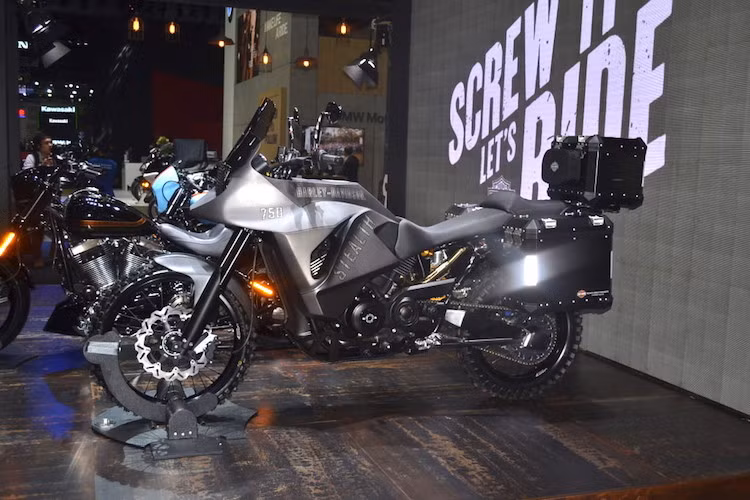 Dành cho "thế hệ những người yêu Harley mới" và để chứng minh rằng "Harley không chỉ là những chiếc cruiser già cỗi của các ông bố trung niên", toàn bộ thân xe của Street 750 Stealth đã được thiết kế đầy độc đáo.