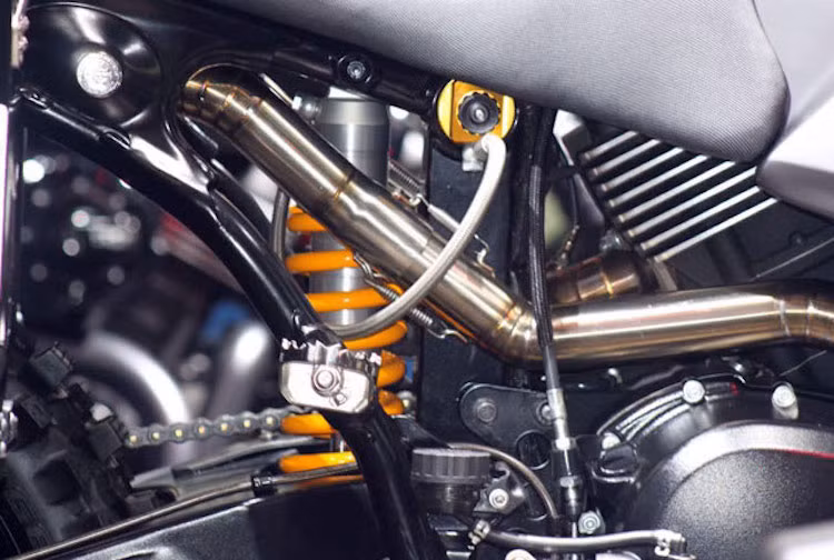 Khối động cơ V-Twin 750 của Street 750 vẫn được giữ nguyên, tuy nhiên bộ khung của chiếc xe đã được sửa đổi một cách triệt để. Ở phía sau chiếc xe sử dụng phuộc monoshock thay vì phuộc kép nguyên bản.