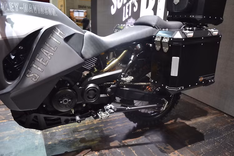 Một bộ quây gió lớn bao trùm hết phần trước của xe, nối liền với bình xăng và được tập hợp từ các bề mặt góc cạnh cùng với màu sơn xám mờ khiến Street 750 Stealth mang phong cách của các máy bay chiến đấu tàng hình.