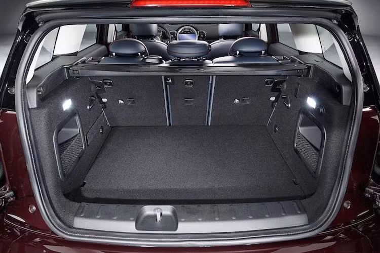 Bên cạnh đó, thể tích khoang hành lý cũng được tăng lên đáng kể, đồng thời cực kỳ tiện dụng cho khách hàng khi có các cánh cửa hậu mở ra dạng đối xứng, giúp dễ chất dỡ hàng hoá.