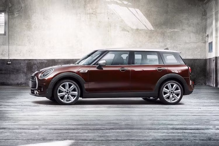 Dựa trên thế hệ MINI Cooper hoàn toàn mới, Clubman có thiết kế y hệt những "người anh em" nhỏ hơn của mình khi nhìn từ phía trước. Tuy nhiên, chiếc xe có thân lớn và dài hơn hẳn. Nếu so với thế hệ Clubman trước, chiếc xe mới dài hơn tới 27 mm, rộng hơn 9 cm và có độ dài trục cơ sở lớn hơn tới 10 cm.