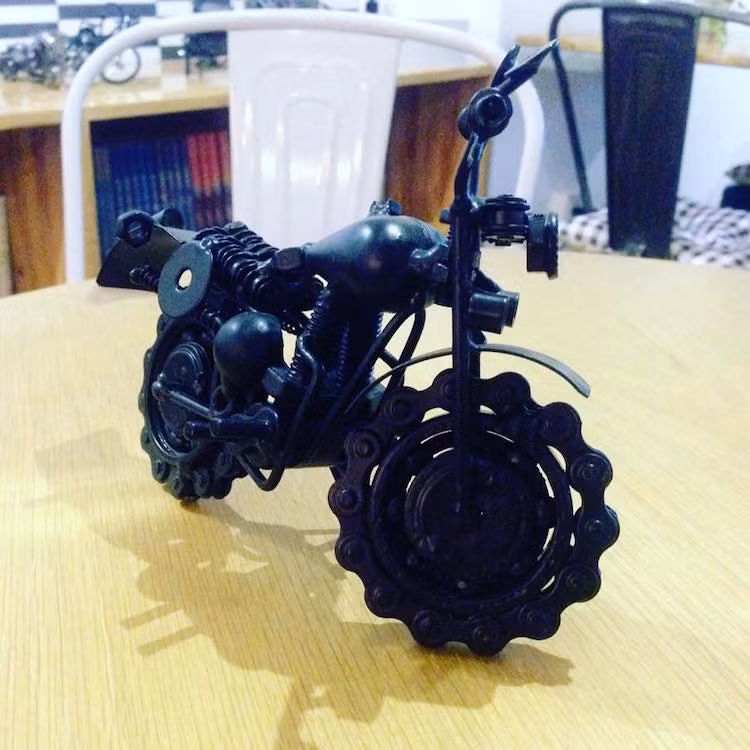 Nghề sản xuất xe mô hình từ phế liệu cũng ẩn chứa nhiều rủi ro và ảnh hưởng tới sức khỏe khi người thợ phải sử dụng đèn hàn xì, đèn hàn gió đá mới có thể gắn kết các chi tiết lại. Ngoài ra, người thợ cũng phải có mắt thẩm mỹ nhất định mới có thể kết hợp hàng chục chi tiết nhỏ thành kiểu dáng mỗi chiếc xe.