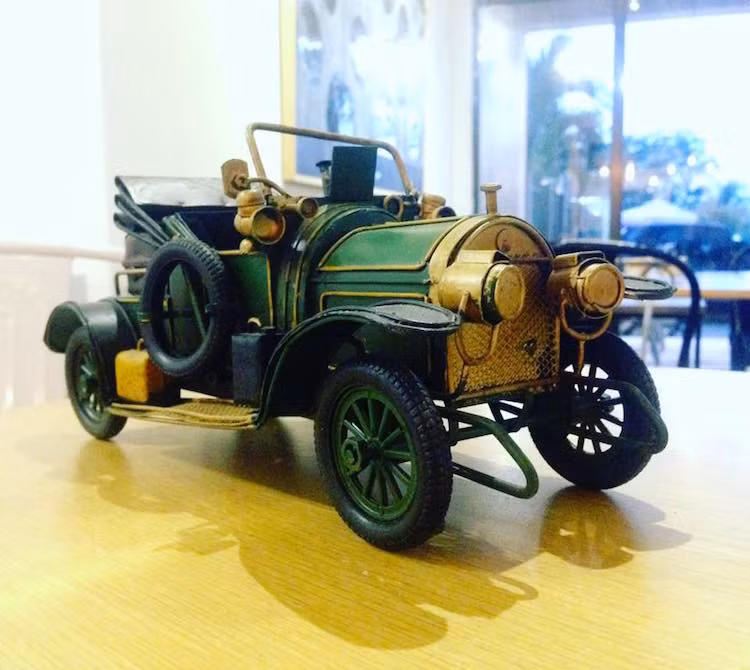 Tùy vào kích thước và độ tinh xảo, một chiếc xe mô hình từ phế liệu sẽ có trọng lượng từ 1 kg - 10 kg và giá bán từ 100.000 tới hàng triệu đồng.