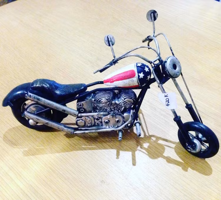 Một chiếc mô hình được người thợ tạo hình theo phong cách những chiếc chopper độ của Mỹ, kèm theo bình xăng được sơn màu cờ hoa kỳ công.