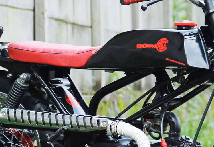 Bình xăng nguyên bản của chiếc Win được giữ lại, nhưng đã được Wahyu sửa đổi một chút, loại bỏ những phần nối với vỏ nhựa để có kiểu dáng góc cạnh, vuông vức, "ton-sur-ton" với bộ khung hình thang của Win.