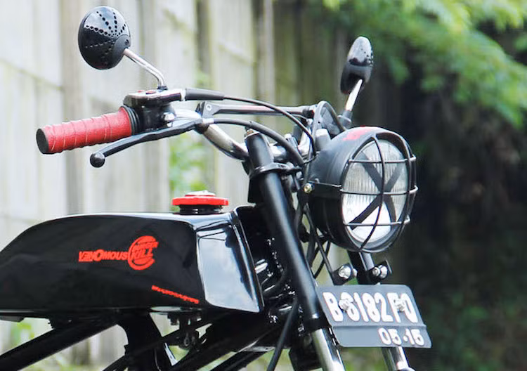 Để khiến cho chiếc Win trở nên mạnh mẽ hưn và mang một chút phong cách "nhà binh" khỏe khoắn, Wahyu đã sử dụng đèn pha của Honda CB100, nhưng được chế thêm khung sắt bên ngoài. Tay lái của chiếc xe "chế" từ Kawasaki Ninja R theo đúng phong cách tracker.