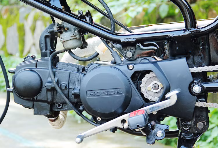 Khối động cơ 100 cc nguyên bản của Honda Win được Wahyu "doa nòng' để mạnh mẽ hơn, sau đó kết hợp với chế hòa khí của Honda Dream "lùn". Bưởng điện của chiếc xe đã được anh cắt lỗ ở nhông cực cá tính.