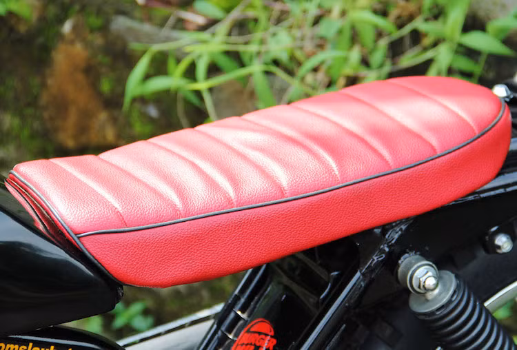 Bộ yên "bánh mì" của xe được tạo hình phẳng, dẹt và kéo dài theo phong cách Brat, sau đó được bọc da màu đỏ của hãng MB Tech.