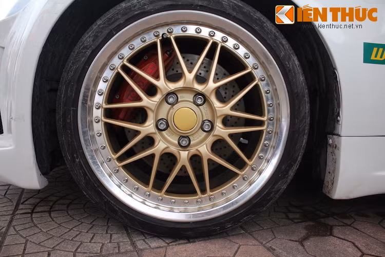 Thay vì mâm nguyên bản, chiếc 350Z này sử dụng mâm VS-MX từ hãng Work của Nhật với đường kính 18 inch. Đây là dòng mâm khá hiếm do hiện không còn được Work sản xuất.