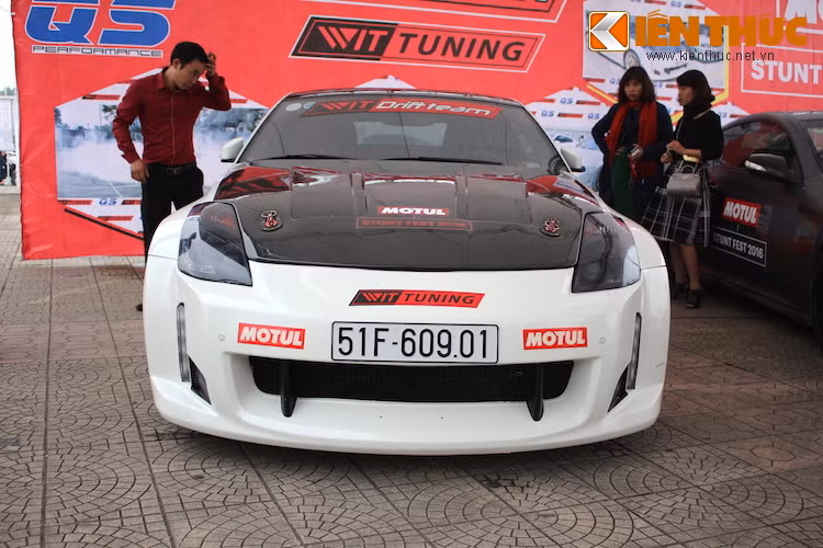 Bắt đầu từ "dàn ngoài", chiếc 350Z đã được trang bị cản trước do Wit Tuning tự đúc, dựa một phần vào thiết kế cản của hãng Amuse từ Nhật.