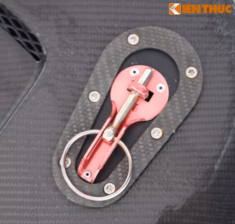 Đặc biệt, nắp ca-pô cũng được anh Hải chế thêm những chốt giữ theo phong cách xe đua chuyên nghiệp để có thể nhanh chóng tháo mở khi cần tiếp cận với khoang máy.