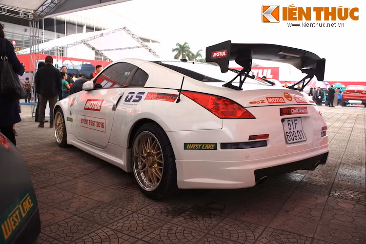 Cản sau của chiếc xe vẫn giữ lại của chiếc 350Z nguyên bản, chỉ được lắp thêm nẹp với thiết kế vuông vức hơn ở bên dưới.