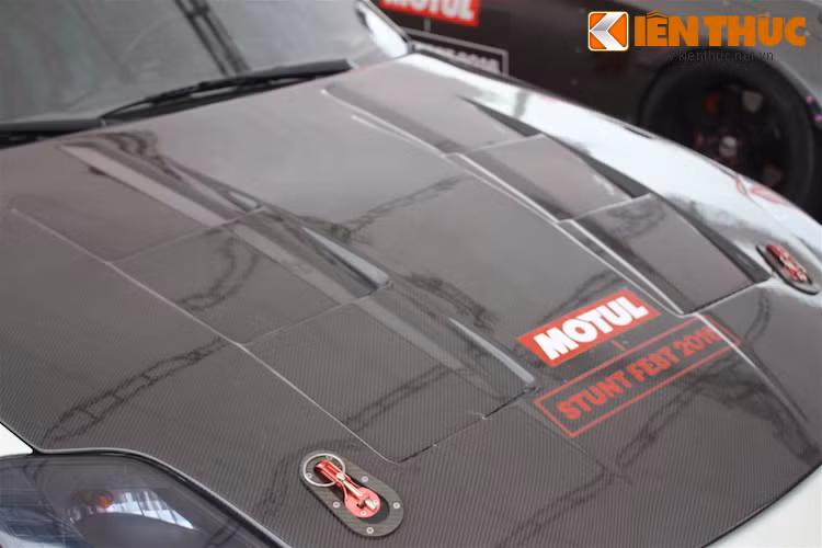 Nắp ca-pô của chiếc xe được thay bằng loại làm bằng sợi carbon có trọng lượng nhẹ, kèm theo các khe có tác dụng tản nhiệt nhanh hơn.