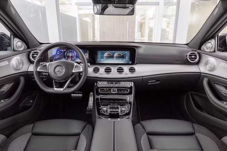 Bên trong nội thất, E43 AMG có tay lái thể thao vát góc 6 giờ cùng với bảng đồng hồ hiện trên màn hình LCD với logo AMG.