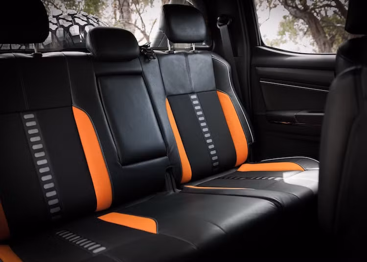 Ngoài nội thất được bọc trong tông màu đen-cam trùng với ngoại thất, các ghế ngồi trên Colorado Xtreme không có sự khác biệt so với chiếc xe đang được bán.