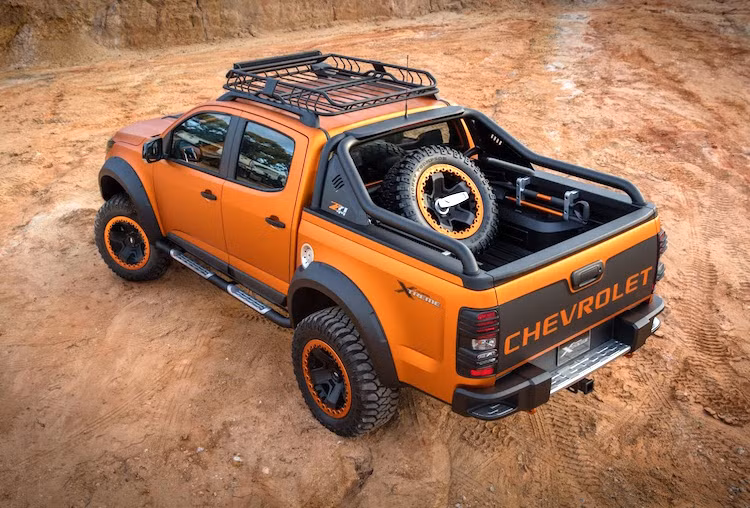 Các chi tiết như giá để hàng, lốp dự phòng ở phía sau khoang hành lý... càng khiến cho Colorado mới trông mạnh mẽ và có vẻ "đa dụng" hơn cho những địa hình khó khăn nhất.