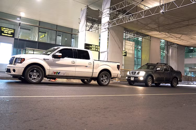 Nissan Navara trông "lọt thỏm" khi đứng cạnh F150 Harley-Davidson.