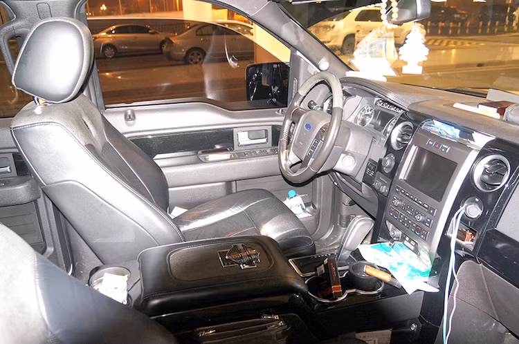 Ngoại trừ các vật liệu nhựa toát lên vẻ "rẻ tiền", nội thất của F150 Harley-Davidson khá sang trọng với ghế da cao cấp màu đen, cửa sổ trời, hệ thống thông tin giải trí với màn hình 4,2 inch và hệ thống định vị điều khiển bằng giọng nói. Bên trong nội thất cũng có nhiều vị trí gắn logo Harley-Davidson.