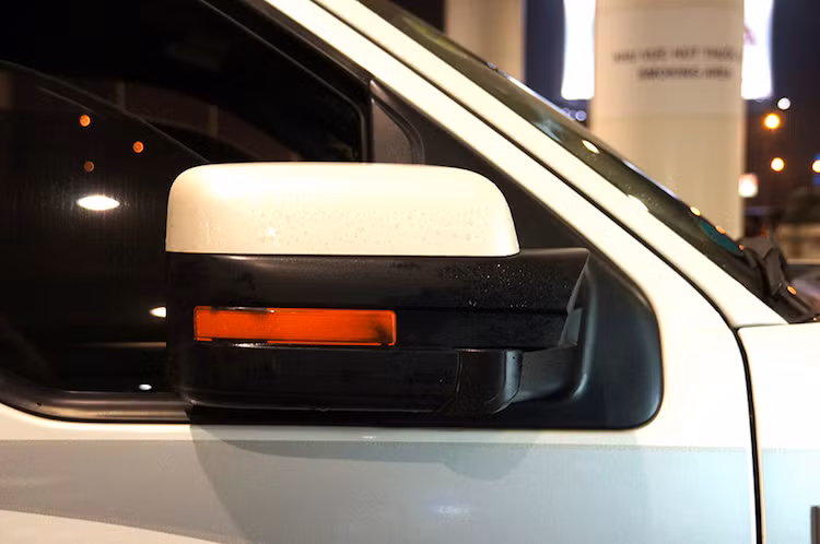 Là một mẫu xe có kích thước bề thế, cặp gương chiếu hậu trước của F150 rất lớn và có gương chia làm 2 phần để dễ dàng quan sát xa và cả điểm mù.