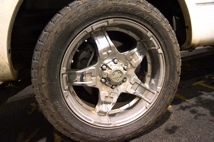 Vốn có mâm 5 cánh kép mạ chrome nguyên bản nhưng chiếc F150 Harley-Davidson tại Việt Nam này đã được thay vành 5 cánh 20 inch với thiết kế góc cạnh hơn. Nếu tính cả lốp, bánh xe có đường kính lên tới 35 inch.