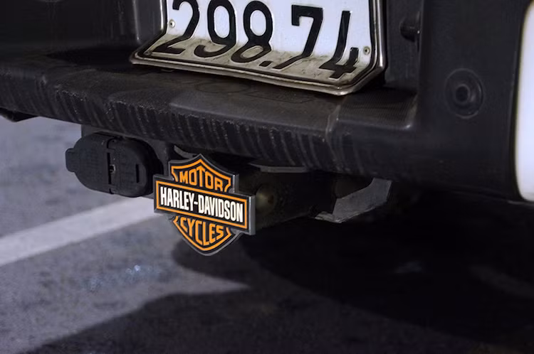 Logo Harley-Davidson nằm che móc kéo phía sau xe.