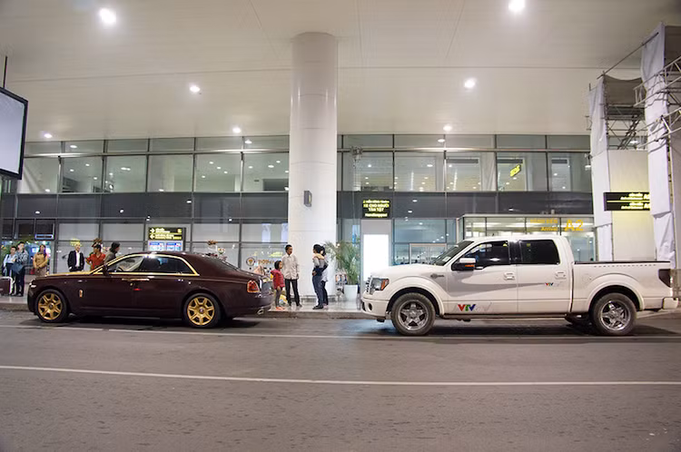 Trên đường phố Việt, F150 Harley-Davidson cùng những mẫu bán tải cỡ lớn tới từ Mỹ khác là những chiếc xe "khổng lồ". Ngay cả khi đứng cạnh chiếc xe sang Rolls-Royce Ghost, F150 vẫn có kích thước lớn hơn.