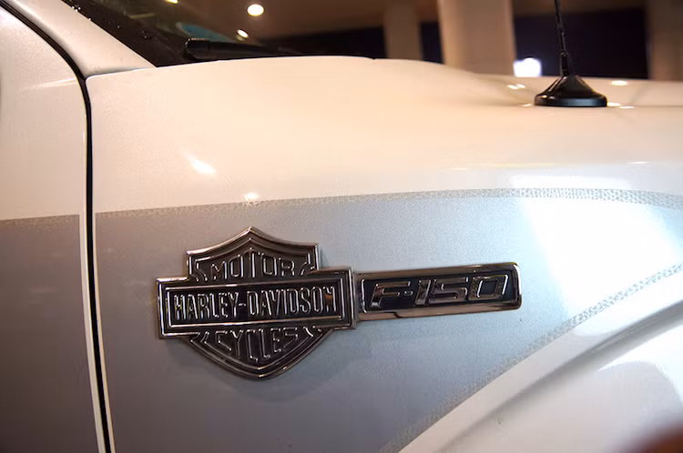Vè trước của xe có logo quen thuộc của Harley-Davidson bên cạnh logo F150. Cả 2 logo này đều làm bằng kim loại và mạ chrome bóng loáng.