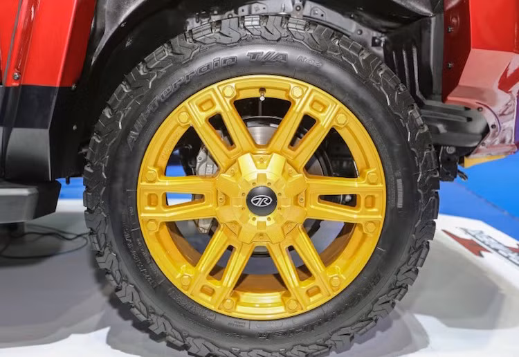 Với hệ thống treo hành trình lớn hơn, Thairung còn lắp cho xe mâm lớn cùng lốp gai, khiến Transformer II dễ dàng khiến người ta liên tưởng tới Hummer hơn nữa.