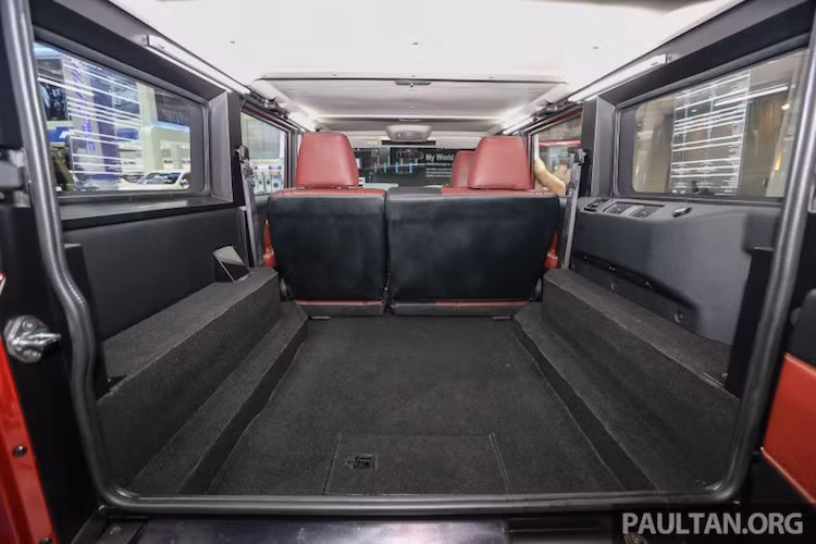 Bù lại, không gian của khoang hành lý phía sau xe rất rộng rãi và dù không được an toàn - nhưng những bệ hai bên khoang hành lý có thể được tận dụng để làm chỗ ngồi.